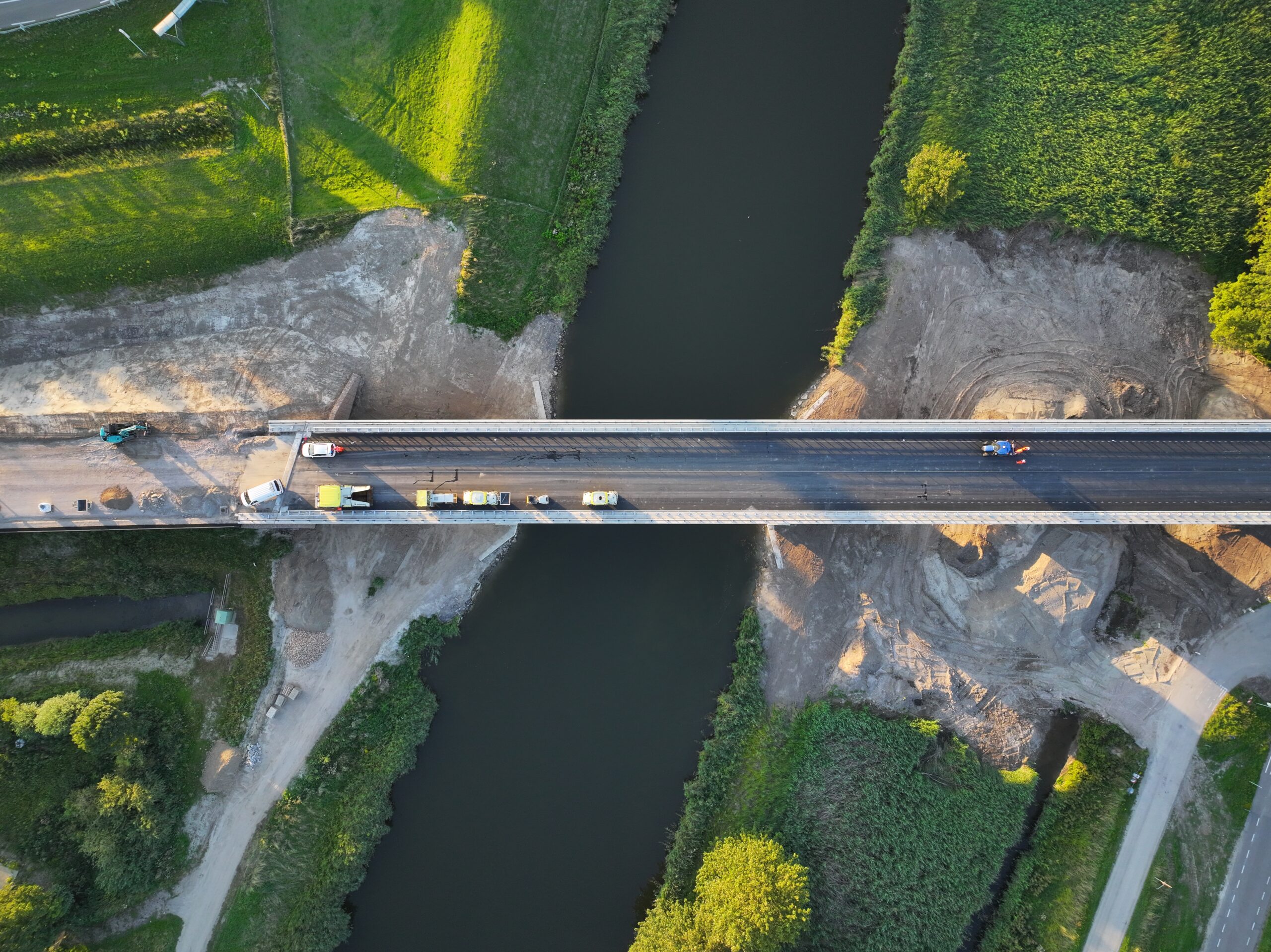 Luchtfoto van een weg die over landschap loopt