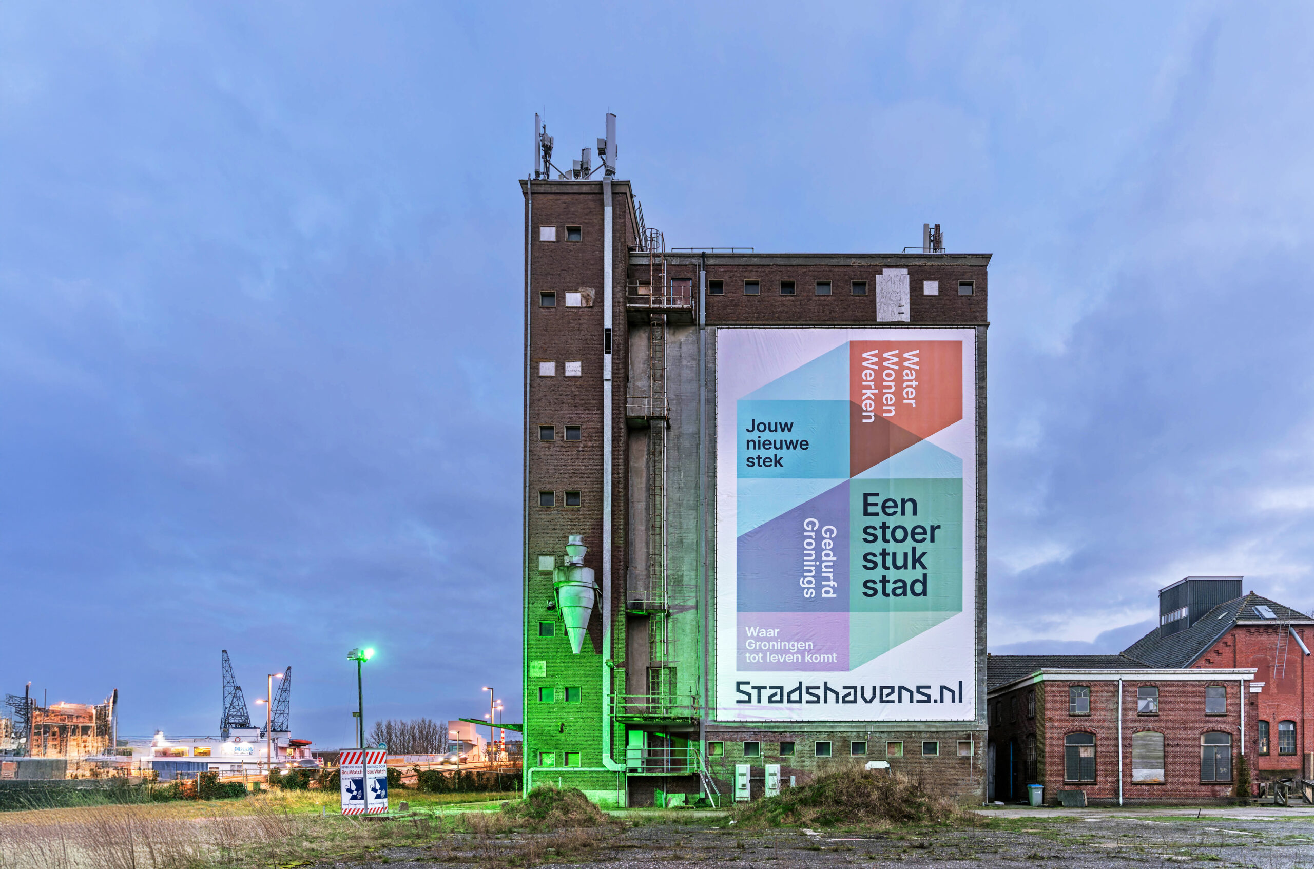 Een gebouw met een groot doek aan de zijkant