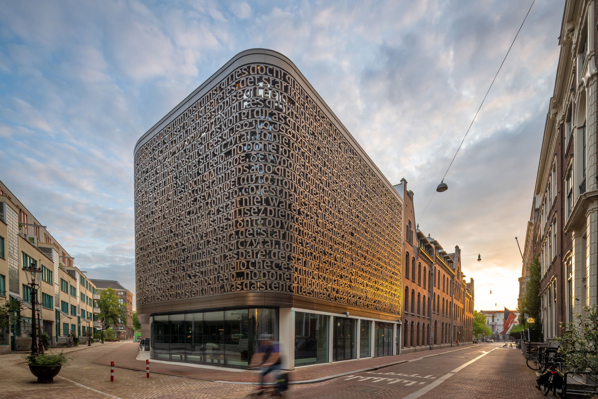 Een gevel van een gebouw met een ingewikkeld patroon