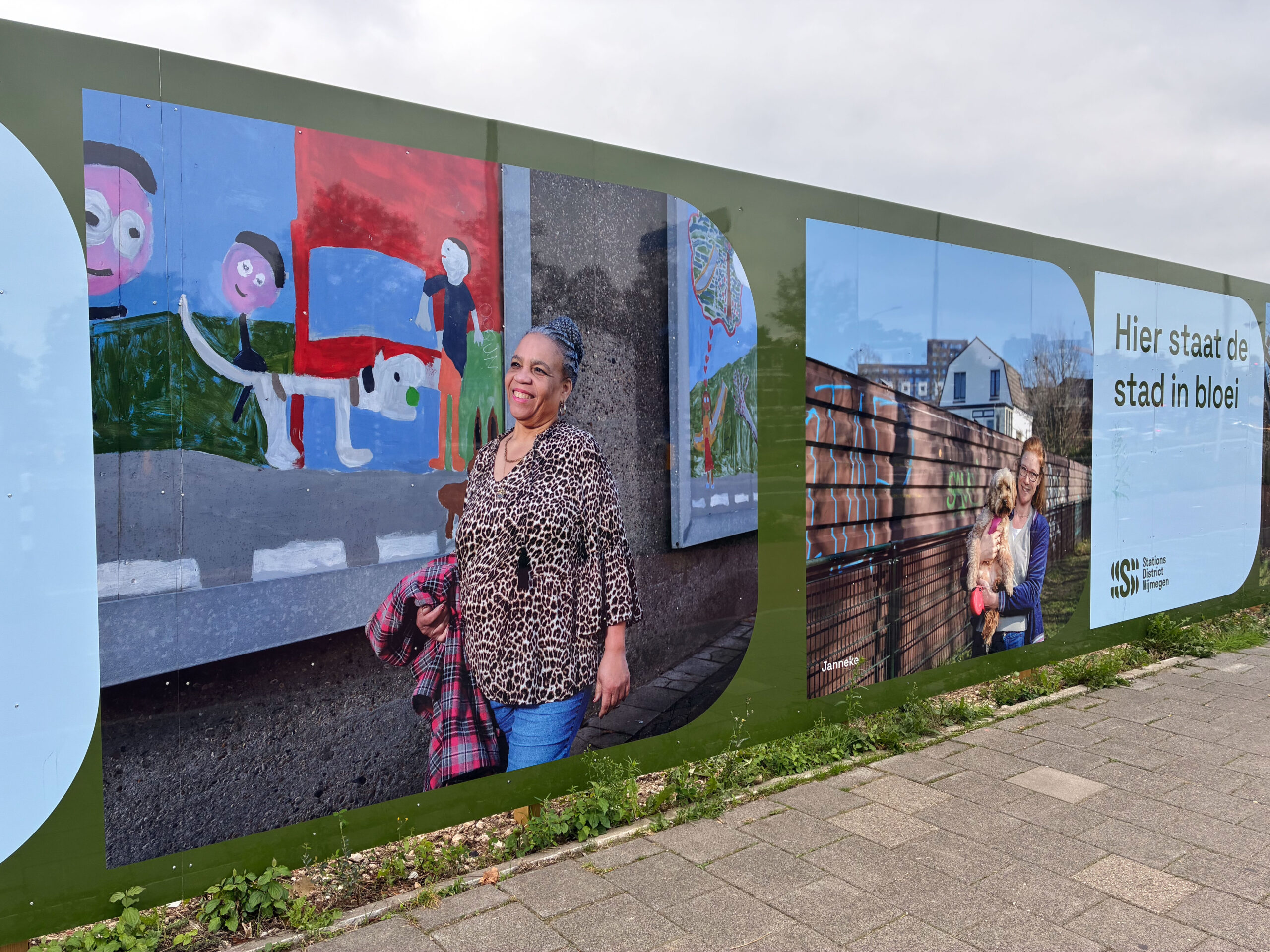 Een bilboard over een project langs een weg