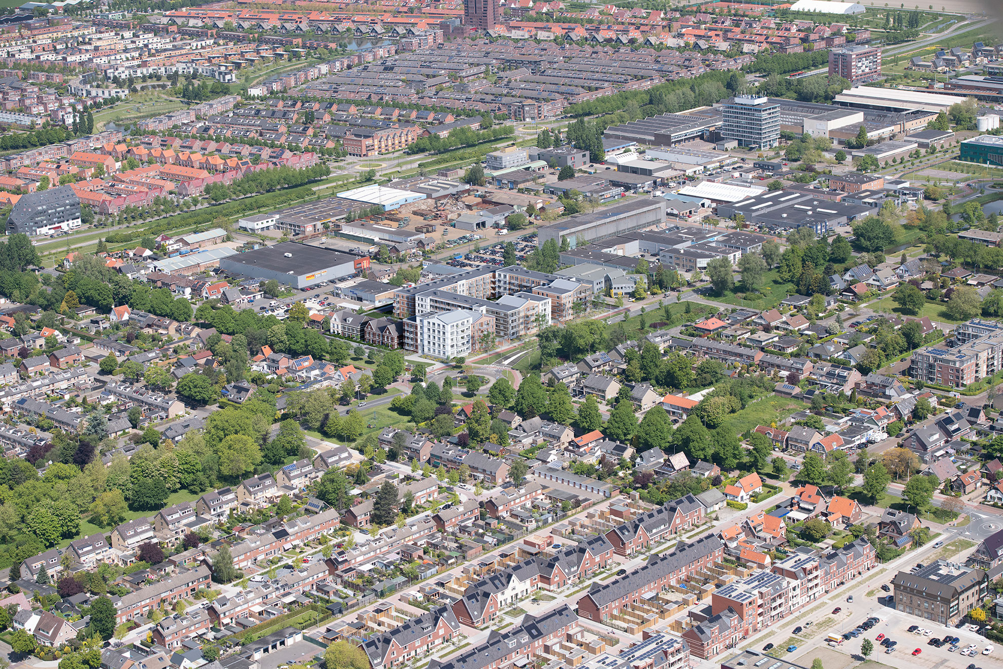 Een vogelvlucht foto van een stukje stad met heel veel gebouwen en huizen