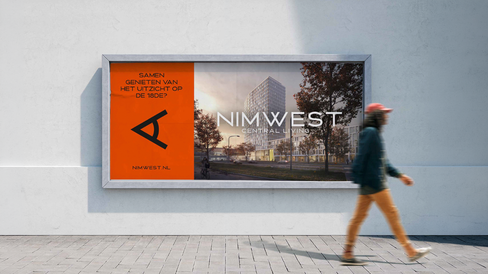 Persoon loopt langs een billboard van woonproject met visualisatie van een appartementencomplex