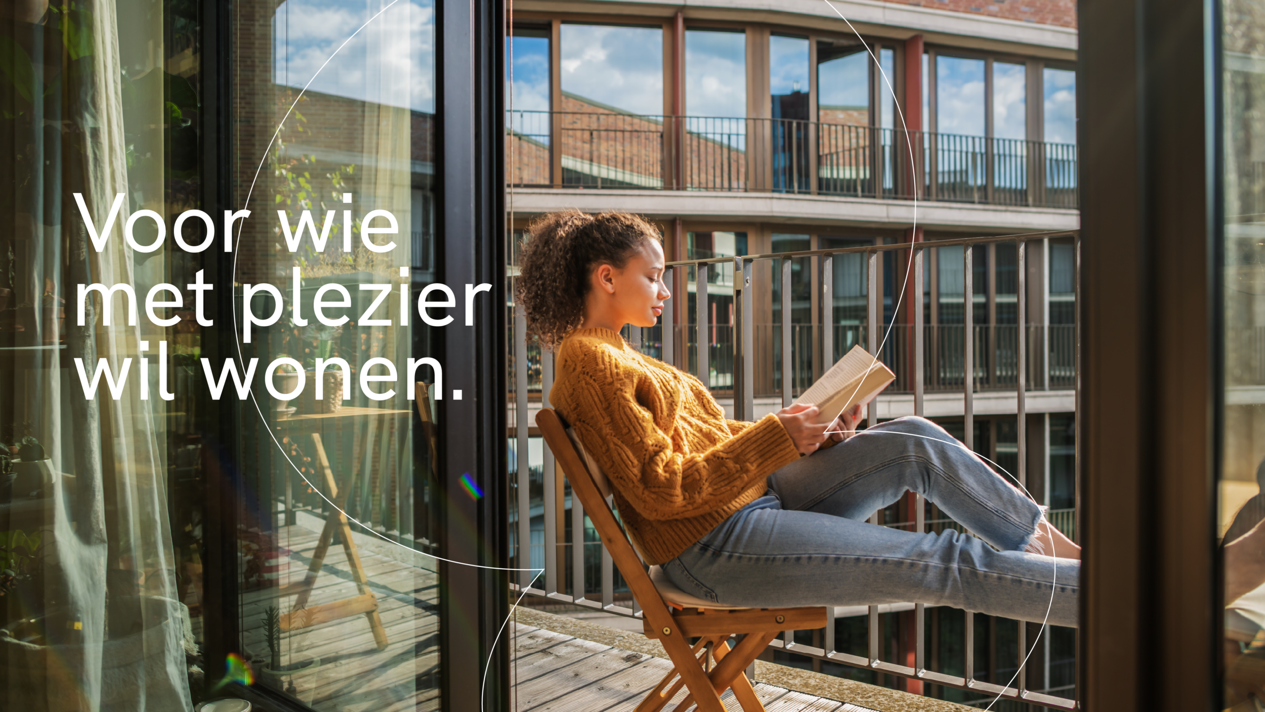 Een vrouw die op het balkon een boek aan het lezen is in de zon