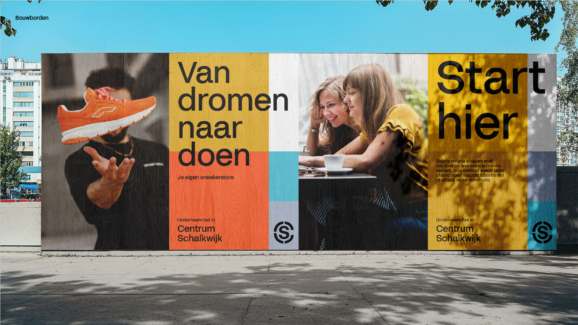Reclamebord voor een project aan een straat in de stad